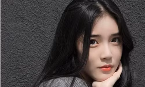 Sau một thời gian dài bùng nổ với nhiều kiểu tóc cầu kỳ, phá cách, sự trở lại ngoạn mục của kiểu tóc rẽ ngôi không thể đơn giản hơn này giúp các nàng thay đổi khẩu vị. Một ưu điểm nữa của kiểu tóc này là không kén độ dài, nàng sở hữu mái tóc bob ngắn cũn cỡn cũng yên tâm có thể diện được tóc rẽ ngôi giữa nhé.