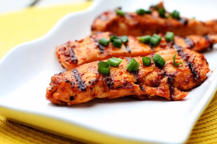 6. Thịt gà: Khi hâm nóng các món gà, thành phần protein thay đổi, và điều này có thể dẫn đến các vấn đề về tiêu hóa.