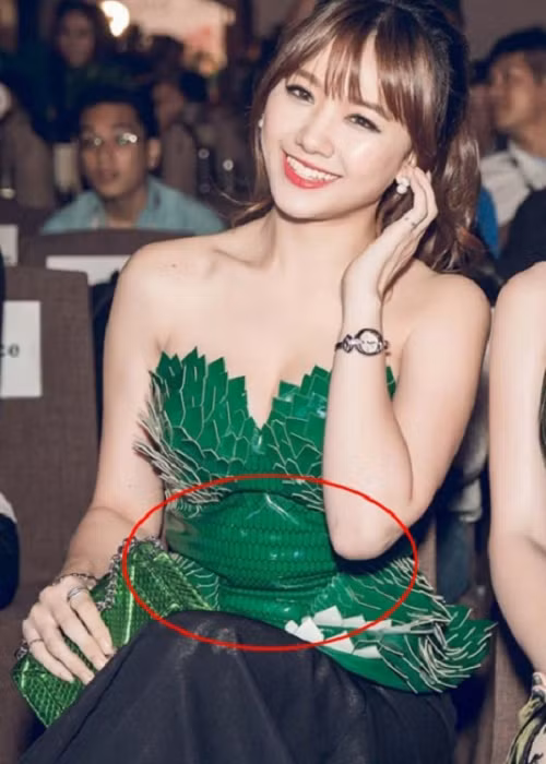 Diện bộ trang phục bó sát, Hari Won lộ bụng rõ rệt khi ngồi dù thời gian này cô đang nỗ lực giảm cân. Ảnh: Dân Việt