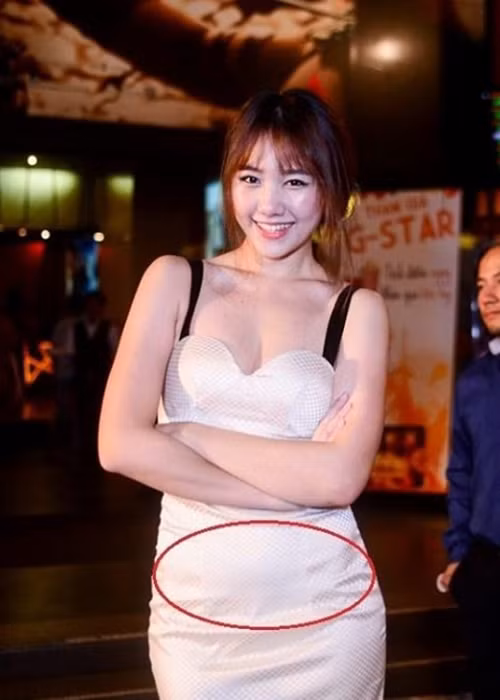 Thay vì váy bó sát tối màu, bà xã Trấn Thành lại chọn mặc bộ cánh màu sáng càng tố vòng eo kém thon thả của cô. Ảnh: Dân Việt