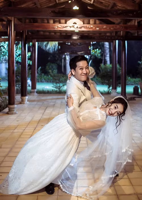 Dòng trạng thái "Coming soon (sắp đến) 25/5. Miệng cười tươi may mắn, hạnh phúc sẽ luôn đến em nhé Trần Thị Nhã Phương" khiến nhiều khán giả càng thêm tò mò.