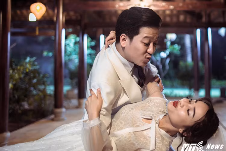 Trong ảnh, Trường Giang và Nhã Phương diện đồ cưới ton-sur-ton màu trắng. Cả hai tạo dáng cực kỳ nhí nhố nhưng không kém phần lãng mạn.