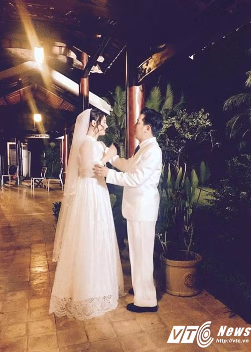 Một số hình ảnh tình tứ của cặp đôi danh hài - ngọc nữ được cư dân mạng chia sẻ nhanh chóng.