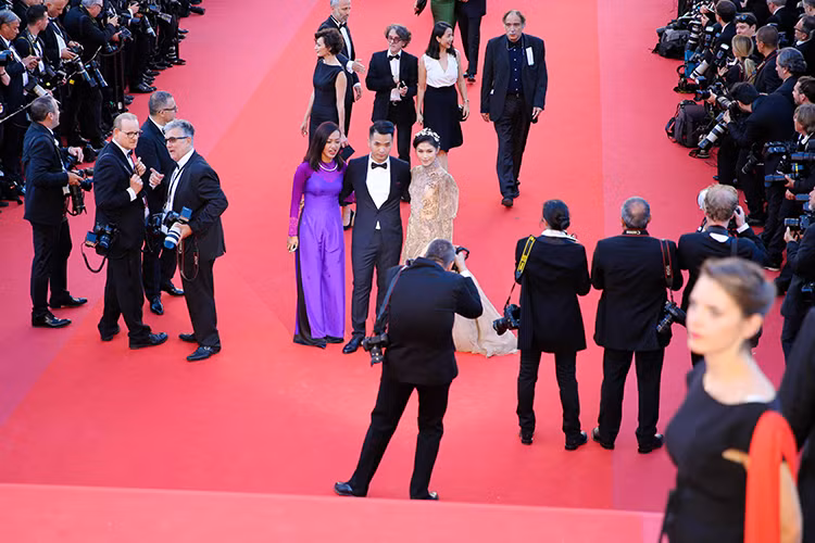 Hình ảnh Ngọc Thanh Tâm trên thảm đỏ Cannes bên Phạm Hồng Phước. Cả hai là diễn viên chính phim “Đảo của dân ngụ cư” do Hồng Ánh làm đạo diễn.