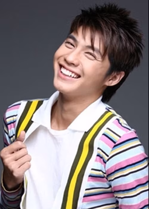 Noo Phước Thịnh làm người mẫu khi một người bạn chung lớp trộm bức ảnh của anh gửi đăng ký tham gia cuộc thi người mẫu teen trên báo Mực Tím. Không ngờ, anh lọt top 40 và trở thành người mẫu ảnh của các tạp chí tuổi teen những năm 2007-2008. Ảnh: Thể thao văn hóa