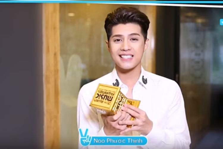 Noo Phước Thịnh còn nhiều lần khiến khán giả Việt Nam tự hào khi mang hình ảnh ca sĩ Việt Nam tài năng đến với bạn bè quốc tế. Đầu tháng 12/2016, anh được xướng tên ở hạng mục "Best Asian Artist Vietnam" (Nghệ sĩ Việt Nam xuất sắc châu Á) tại MAMA 2016. Ảnh: phununews