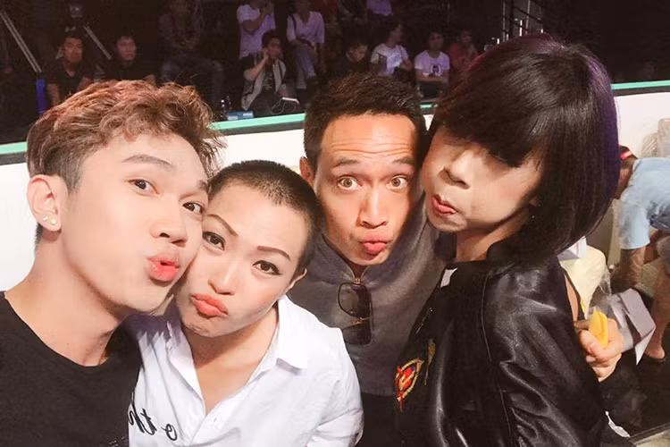 Hình ảnh Phương Thanh nhí nhảnh trong một buổi ghi hình chương trình bên Trác Thúy Miêu và Minh Xù, Kim Lý. Ảnh: FBNV