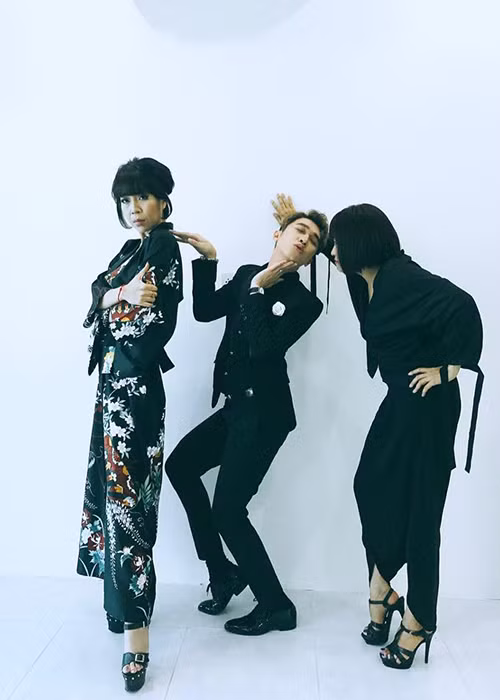 “Sau không ít thị phi, gameshow đã bắt đầu quay tập đầu tiên. Thôi thì đầu xuôi đuôi lọt. Trục trặc cũng khá nhiều rồi. Qua hết nhanh đi cho các nghệ sĩ được chơi game 1 cách vui vẻ. Thương các bạn nghệ sĩ trẻ bị thử thách quá mức. Nhưng cuối cùng cũng vẫn làm được mới ghê chứ. Nể lắm nha. Còn ban giám khảo chúng tôi đói và buồn ngủ”, cô viết. Ảnh: FBNV