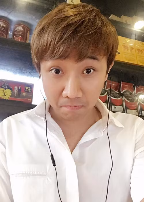 Ngay sau thông tin Trấn Thành bị "cấm sóng", giám đốc Đài Truyền hình Vĩnh Long lên tiếng phủ nhận. Theo đó, Trấn Thành chỉ bị từ chối cho ngồi giám khảo của gameshow dành cho trẻ em mà thôi. Ảnh: FBNV