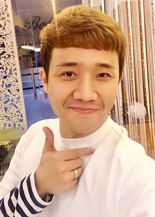 Trấn Thành vừa mới khoe kiểu tóc nhuộm vàng hơn. Trước đó, anh vốn rất chăm chỉ thay đổi kiểu tóc. Ảnh: FBNV