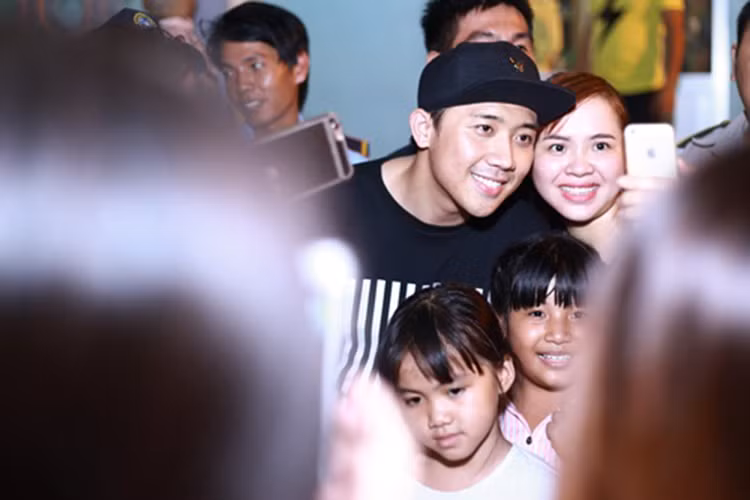 Xuất hiện trong show diễn đầu tiên sau ồn ào, Trấn Thành tỏ ra khá mệt mỏi ở hậu trường. Khi ra về, anh vẫn tranh thủ chụp ảnh và gửi lời cảm ơn đến fans. Ảnh: Dân Việt