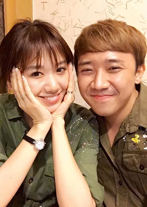 Trước đó, khi Trấn Thành đối mặt với sóng gió bị "cấm sóng", Hari Won đã gửi lời an ủi đến ông xã. “Đi làm sẽ có chút vất vả, dù có như thế nào thì chồng vẫn có em bên cạnh yêu thương anh tuyệt đối. Vợ luôn sau lưng anh, nắm tay nhau cùng vượt qua khó khăn anh nhé!”, cô viết. Ảnh: FBNV