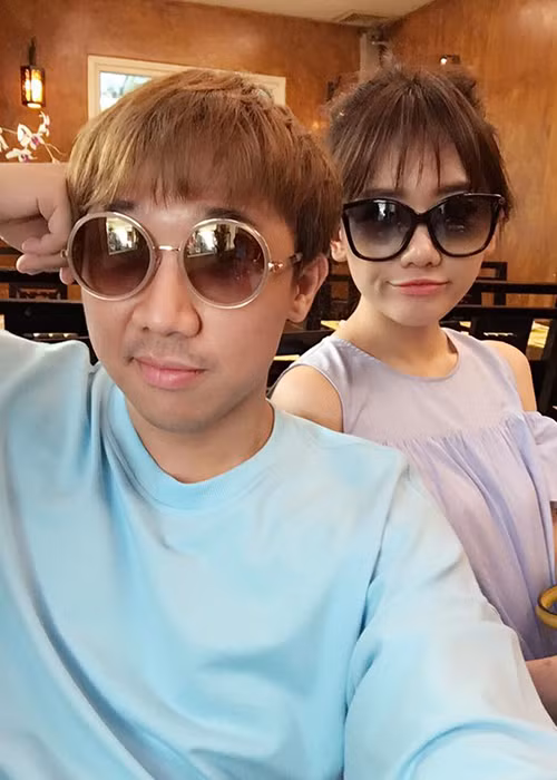 Trấn Thành khoe khảnh khắc đời thường bên bà xã sau lùm xùm. Sau đám cưới vào cuối tháng 12/2016, cặp đôi phim giả tình thật này ngày càng ngọt ngào. Ảnh: FBNV