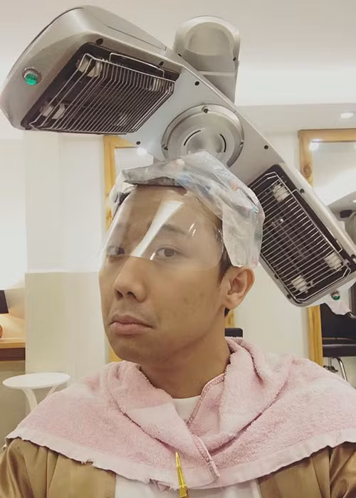 Lúc ở giữa tâm bão bị "cấm sóng", Trấn Thành từng lên tiếng xin lỗi khán giả. Sau ồn ào, nam MC tỏ ra khá im ắng. Ảnh: FBNV