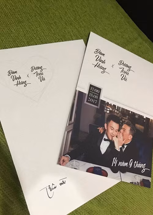 Dam Vinh Hung khoe thiep cuoi voi Duong Trieu Vu