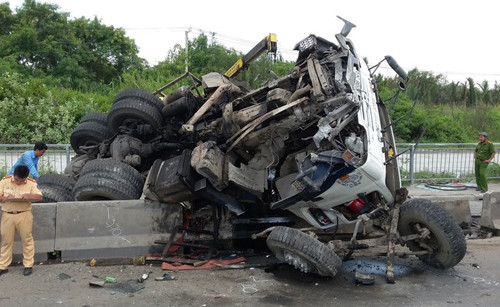 Dốc cầu Phú Mỹ phía quận 2, TP.HCM liên tục xảy ra TNGT thảm khốc.