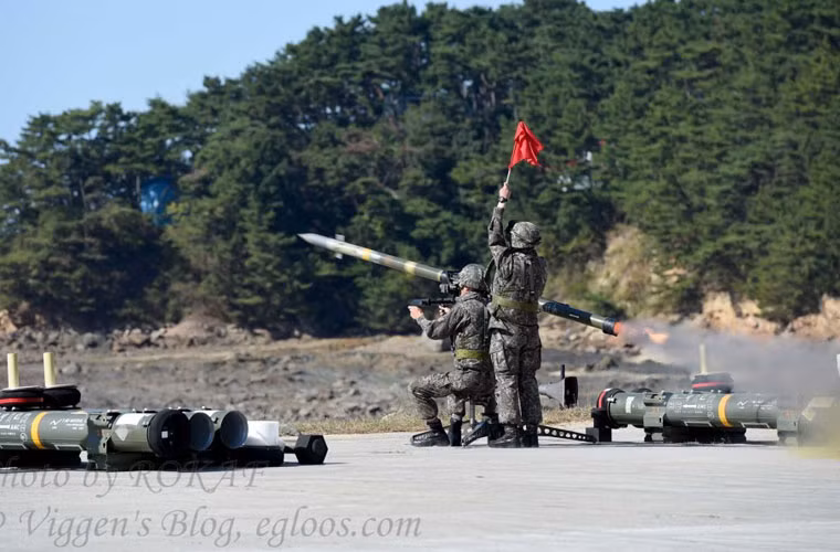 Đặc biệt, Hàn Quốc cũng bắn thử tổ hợp tên lửa vác vai KP-SAM Shin-Gung do công ty LIG Nex1 sản xuất. Hiện Hàn Quốc có trong trang bị khoảng 2.000 khẩu tên lửa vác vai KP-SAM.