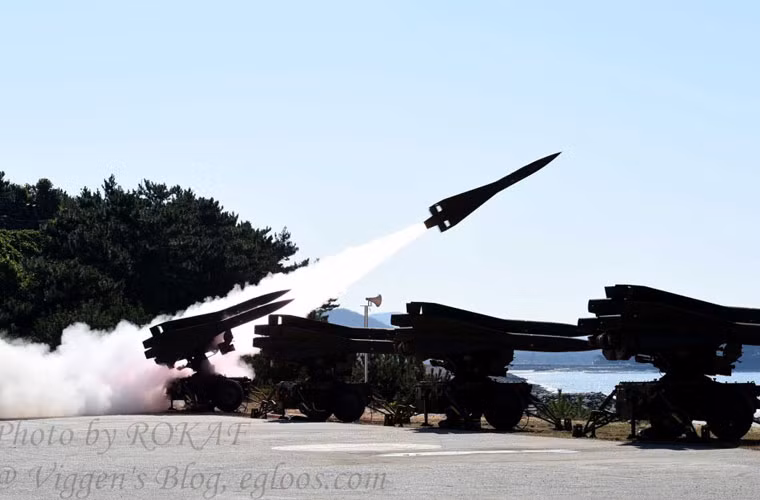 Trong cuộc tập trận kiểm tra khả năng tác chiến của các vũ khí phòng không, Quân đội Hàn Quốc còn bắn thử tổ hợp tên lửa đối không tầm trung MIM-23B I-HAWK do Mỹ sản xuất. Hiện nước này có trong biên chế 24 khẩu đội I-HAWK.