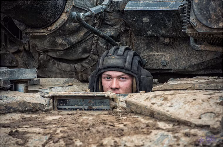 Lái xe tăng T-90A.