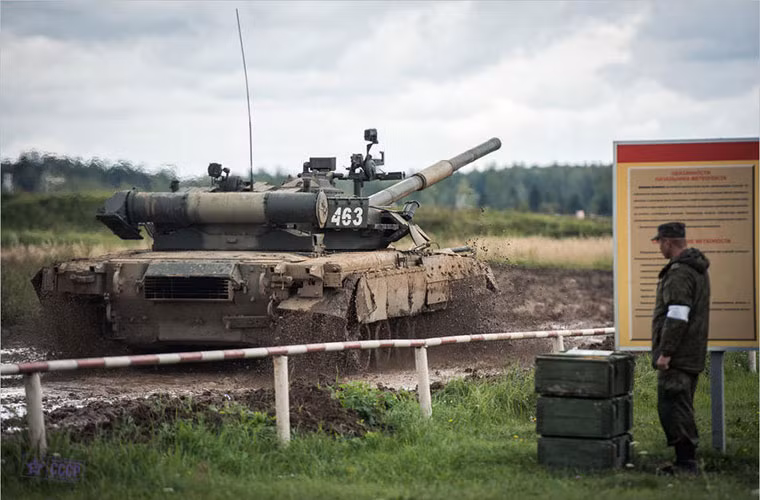 Nạp xong đạn dược, xe tăng T-90A rồ máy lao ra tuyến bắn.