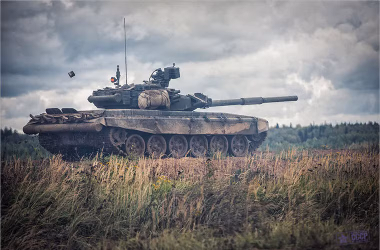 Vỏ đạn văng ra ngoài tháp pháo sau khi khai hỏa.