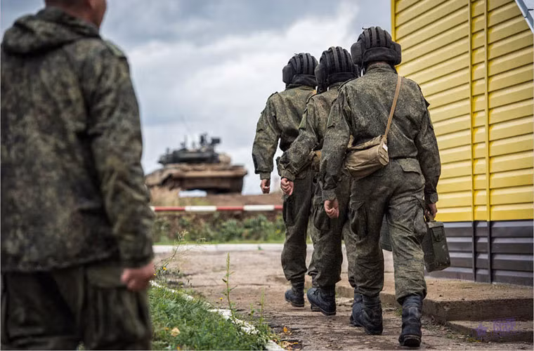 Còn đây là một kíp lái tăng khác đang đưa đạn súng máy ra xe. Trên T-90A, ngoài pháo 125mm thì còn được trang bị đại liên 12,7mm và 7,62mm.