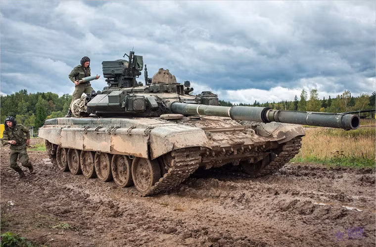 Khẩn trương chuyển đạn vào bên trong xe.