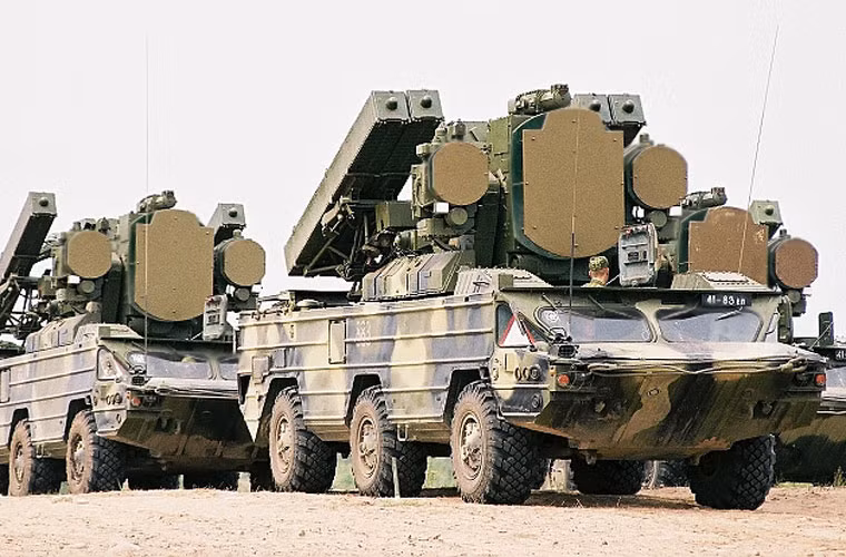 9K33 Osa (NATO định danh là SA-8 Gecko) là tổ hợp tên lửa đất đối không tầm thấp cơ động cao được Viện nghiên cứu NII-20 thiết kế cho Hồng quân Liên Xô. Khoảng 1.200 tổ hợp đã được chế tạo trong suốt 18 năm từ 1970-1988, xuất khẩu tới hàng chục quốc gia trên thế giới. Ảnh: Xe chiến đấu 9A33 của tổ hợp 9K33 Osa.