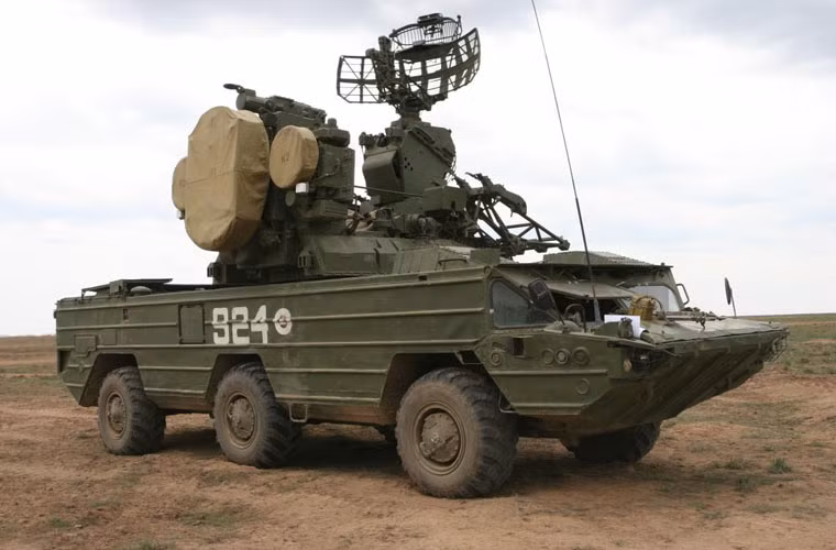 Trên xe chiến đấu 9A33 của tổ hợp tên lửa 9K33 Osa tích hợp hệ thống radar 1S51M3 gồm ba loại radar: radar bám bắt mục tiêu băng C (cự ly 35km); radar theo dõi mục tiêu băng H (cự ly 30km) và hai radar điều khiển hỏa lực băng J (cự ly 25km).