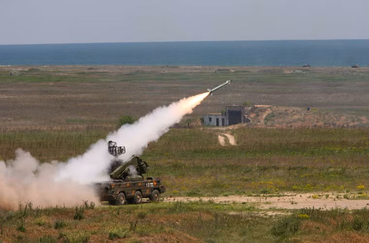 Tổ hợp tên lửa 9K33 Osa có thể phóng và dẫn đường cho hai tên lửa tấn công cùng một mục tiêu. Thời gian phản ứng (từ khi phát hiện tới khi phóng) là 26 giây. Tên lửa trang bị động cơ nhiên liệu rắn, tốc độ bay 1.020m/s, thời gian bay đến mục tiêu 15 giây.