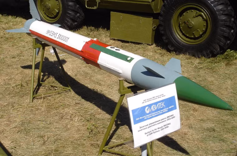 Đạn tên lửa 9M33 dài 3,15m, nặng 126kg, đạt tầm bắn 2-9km, độ cao hạ mục tiêu 50-5.000m. Biến thể 9M33M2 tăng tầm bắn lên 1.500-10.000m, độ cao 25-12.000m.