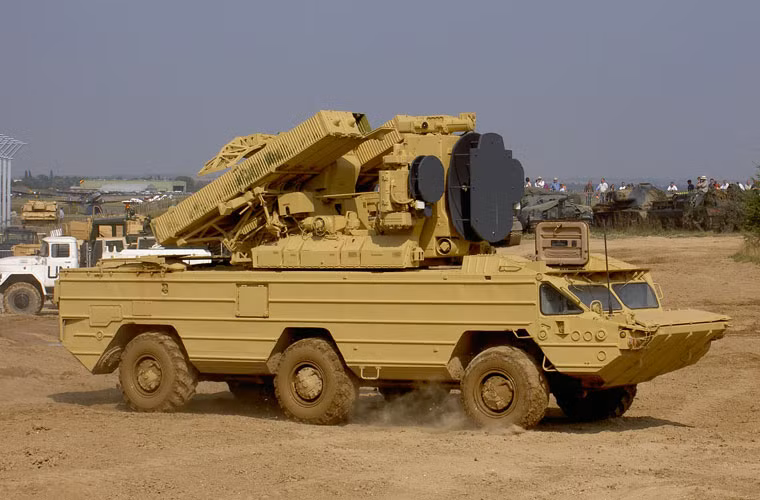 Xe chiến đấu tổ hợp 9K33 Osa đặt trên khung gầm xe bánh lốp BAZ-5939 có tốc độ hành trình tối đa 80km/h, có khả năng bơi, tầm hoạt động 400km.