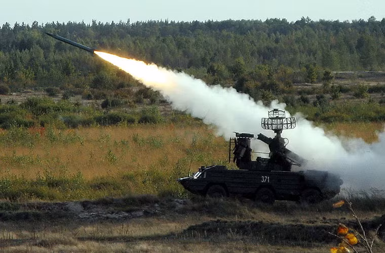 Tên lửa được dẫn đường bằng lệnh điều khiển vô tuyến. Ngoài ra, trên xe chiến đấu còn trang bị hệ thống sao lưu theo dõi quang học ánh sáng thấp trong điều khiển hệ thống dẫn đường bị gây nhiễu nặng nề.