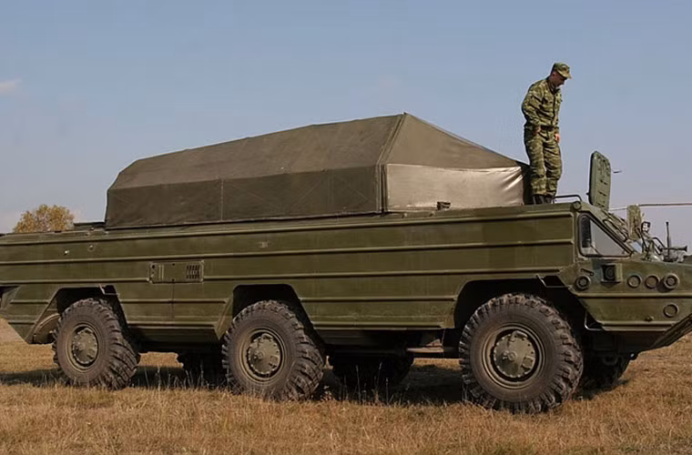 Dù là tên lửa đối không tầm thấp nhưng 9K33 Osa vẫn là tổ hợp phòng không phức tạp với khoảng 13 thành phần (khí tài chiến đấu, khí tài đảm bảo chiến đấu, khí tài huấn luyện, khí tài sửa chữa, thử nghiệm...). Ảnh: Xe tiếp đạn kiêm tiếp dầu 9T217, trong xe này chưa tới 12 quả đạn tên lửa.