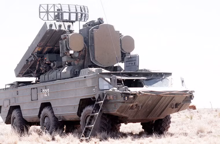 Ngay đằng sau bệ radar đa năng là nơi đặt bệ phóng với 6 hộp chứa đạn đất không dẫn đường 9M33.