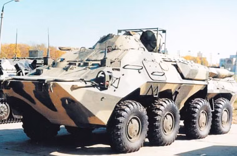 Xe chiến đấu 9A33 có thể tác chiến độc lập (một xe) nhưng nằm trong khẩu đội 4 xe thì sẽ được bổ sung xe chỉ huy cơ động PU-12M/9S738-3 cải tiến từ khung gầm xe BTR-60PB.