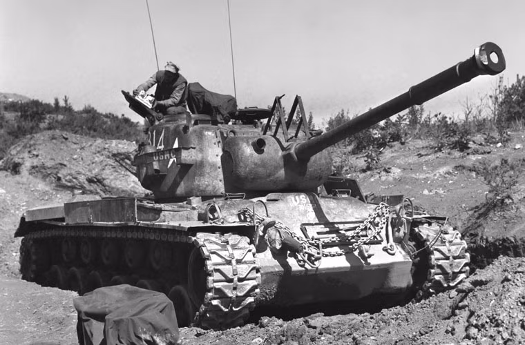 Xe tăng M46 Patton có trọng lượng 48,5 tấn, dài 8,48m, rộng 3,51m, cao 3,18m, được điều khiển bởi kíp lái 5 người (trưởng xe, pháo thủ, lái xe, trợ lái và nạp đạn viên). Mặt trước thân xe được bọc giáp dày 102mm, hai bên hông là gần 70mm, đuôi 50mm, phần tháp pháo có độ dày tương tự.