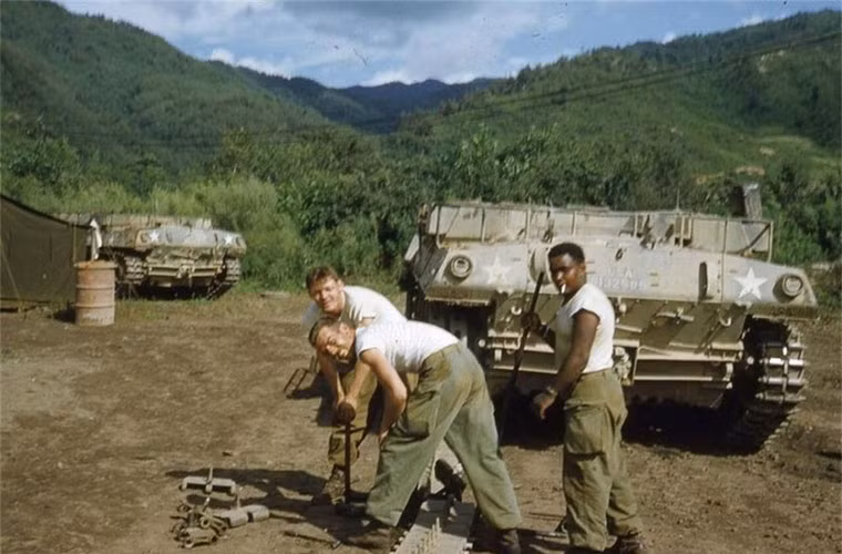 Ngoài ba ảnh màu quý giá về tăng M46 Patton, mạng Sina còn cung cấp một vài hình ảnh màu khác được ghi lại tại căn cứ Quân đội Mỹ ở Triều Tiên.