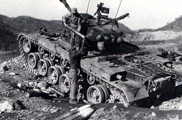 Ảnh: M46 Patton của Sư đoàn Thủy quân Lục chiến số 1 đang nã pháo 90mm vào khu vực nghi có binh sĩ Quân đội Triều Tiên.