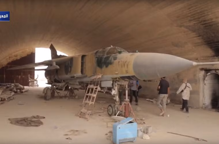 Chiếc MiG-23 này nằm trong hangar cũng không tránh khỏi cảnh bị phá hủy.