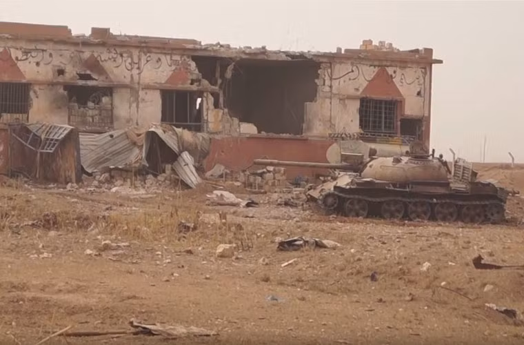 Sau 3 năm xảy ra chiến sự giữa lực lượng phiến quân al-Nusra Font và Quân đội Syria, toàn bộ căn cứ Không quân Syria đặt ở Abu al-Duhur (tỉnh Idlib) nay chỉ còn là đống đổ nát. Toàn bộ căn cứ gần như đã phá hủy hoàn toàn, gồm các nhà chứa máy bay và cả máy bay chiến đấu hiện đại.