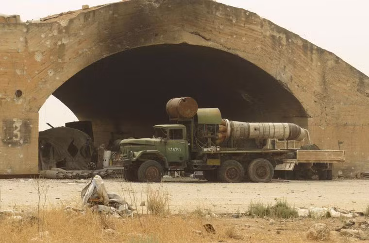 Hangar chứa máy bay chiến đấu bị ám khói đen, mọi thứ hầu như đã bị tàn phá tất cả.