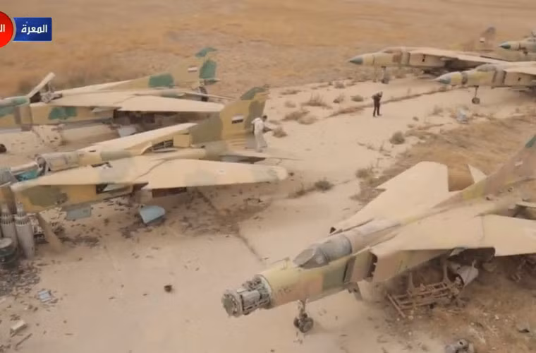 Hầu hết các máy bay Không quân Syria tại đây đã bị phá hủy hoàn toàn. Ảnh: Các tiêm kích đánh chặn MiG-23 phủi bụi, các bộ phận mất rất nhiều.