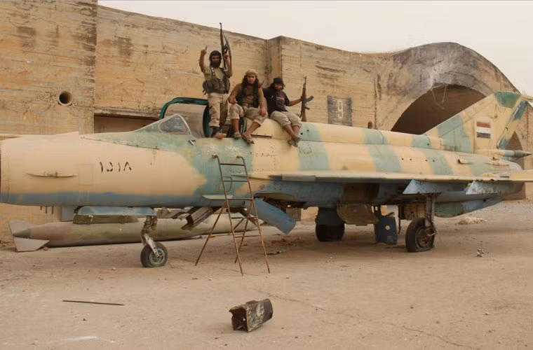 Các chiến binh phiến quân ngồi trên một chiếc MiG-21MF.