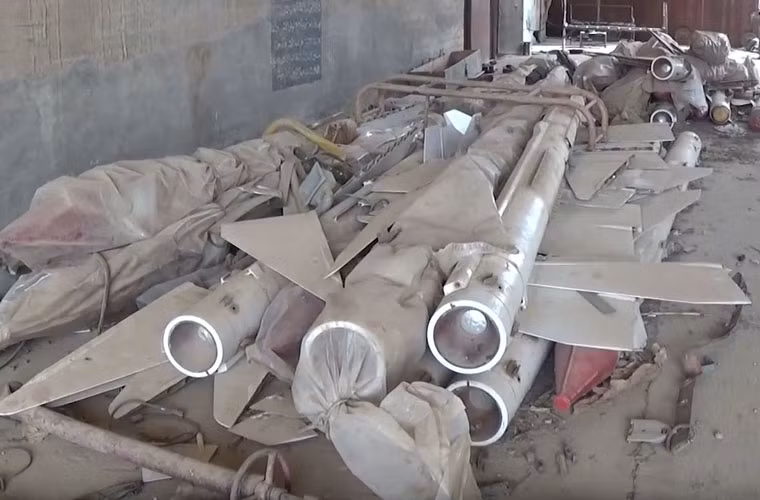 Abu ad-Duhor là "nhà" của Liên đội 678 trang bị các máy bay tiêm kích MiG-23MS/MF/UB và một liên đội khác trang bị tiêm kích MiG-21MF/bis/UM. Ảnh: Các quả đạn tên lửa không đối không bị vứt chỏng chơ, phủi bụi.