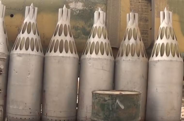 Một loạt thùng phóng rocket UB-16/32 đặt bên cạnh chiến đấu cơ tại căn cứ Không quân Syria.