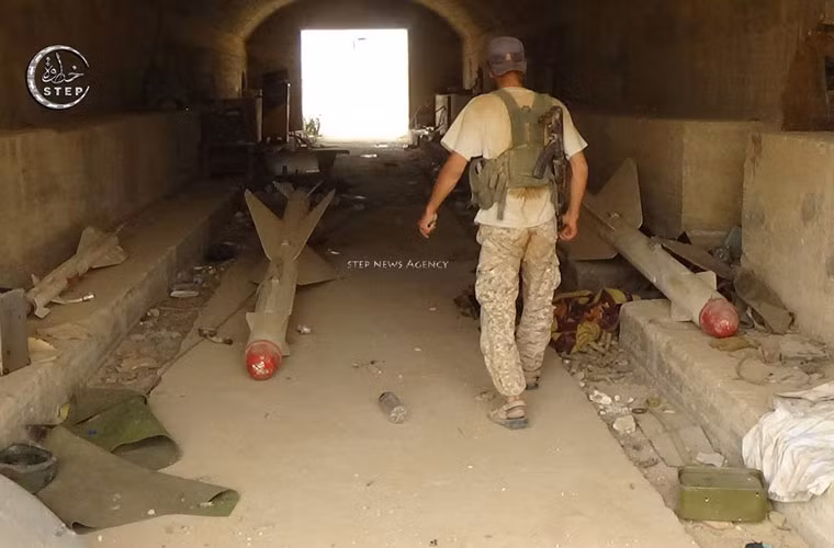 Một chiến binh đi vào hầm để các quả đạn R-23.