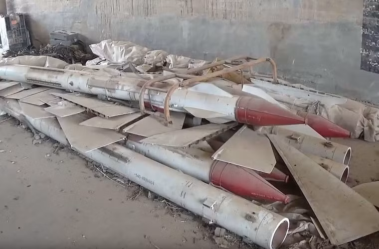 Đây là đạn tên lửa không đối không tầm trung R-23 có tầm bắn 35km được trang bị cho tiêm kích đánh chặn MiG-23.