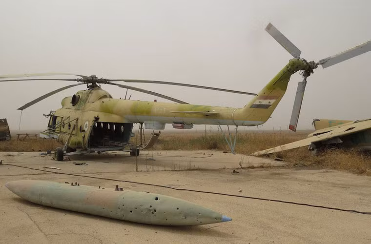 Ít nhất hai trực thăng vận tải Mi-8 đã bị phá hủy ở Abu al-Duhor.