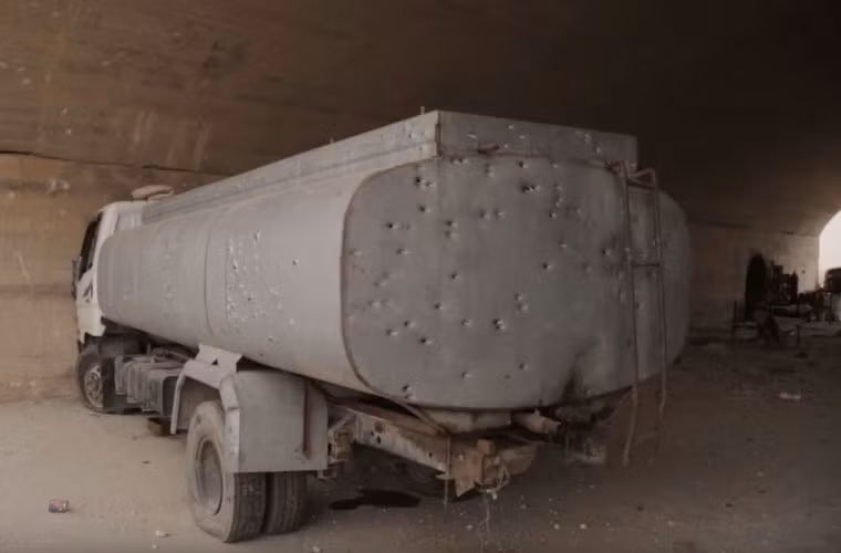 Một chiếc xe chở nhiên liệu nằm trong hangar căn cứ Abu al-Duhur.